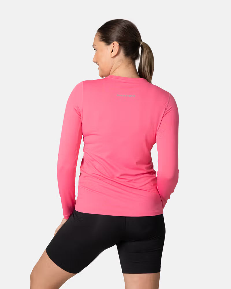 Kari Traa Ava Long Sleeve on suunniteltu aktiiviseen käyttöön, jossa tarvitaan hyvää liikkuvuutta ja mukavuutta. Naisten pitkähihainen treenipaita on valmistettu neljään suuntaan joustavasta materiaalista, joka antaa keholle tilaa liikkua harjoittelun aikana.