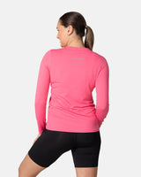 Kari Traa Ava Long Sleeve on suunniteltu aktiiviseen käyttöön, jossa tarvitaan hyvää liikkuvuutta ja mukavuutta. Naisten pitkähihainen treenipaita on valmistettu neljään suuntaan joustavasta materiaalista, joka antaa keholle tilaa liikkua harjoittelun aikana.
