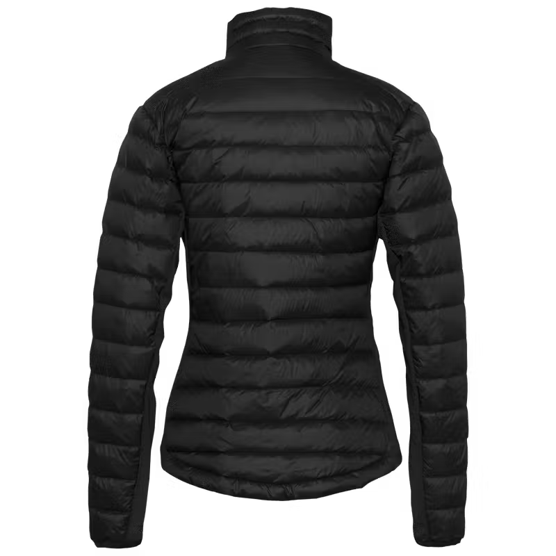 Kari Traa Emilie Down Jacket on kevyt ja lämmin naisten untuvatakki, joka on suunniteltu kylmiin päiviin, ulkoiluun ja kerrospukeutumiseen. Takissa yhdistyvät tehokas ankanuntuvatäyte, vartalonmyötäinen mutta mukava rakenne ja joustavat sivupaneelit, jotka lisäävät liikkumisen vapautta.