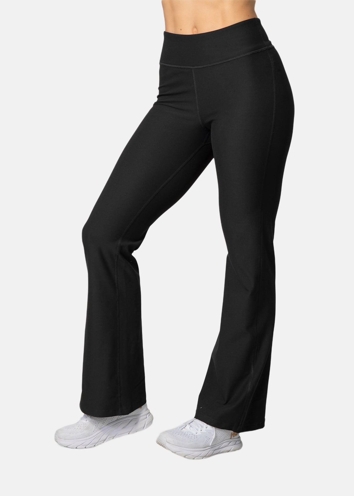Kari Traa Nina Flare Tights ovat tyylikkäät naisten korkeavyötäröiset treenitrikoot, joissa yhdistyvät joustava materiaali, mukava istuvuus ja modernisti levenevät lahkeet. Neljään suuntaan joustava kangas mahdollistaa vapaan liikkumisen treeneissä ja aktiivisessa arjessa. Leveä ja joustava vyötärönauha antaa hyvän tuen ja miellyttävän istuvuuden.