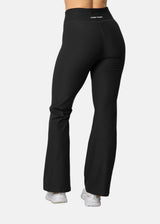 Kari Traa Nina Flare Tights ovat tyylikkäät naisten korkeavyötäröiset treenitrikoot, joissa yhdistyvät joustava materiaali, mukava istuvuus ja modernisti levenevät lahkeet. Neljään suuntaan joustava kangas mahdollistaa vapaan liikkumisen treeneissä ja aktiivisessa arjessa. Leveä ja joustava vyötärönauha antaa hyvän tuen ja miellyttävän istuvuuden.