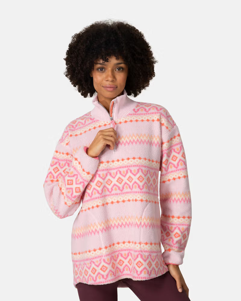 Kari Traa Ruthie Midlayer Half Zip on pehmeä, lämmin ja tyylikäs naisten fleecepaita, joka sopii niin ulkoiluun, retkeilyyn ja talven aktiviteetteihin kuin rentoon arkikäyttöön. Pink Frost -värinen Ruthie Midlayer yhdistää erittäin pehmeän pile-fleecen, rennon istuvuuden ja näyttävän pohjoismaisesta luonnosta inspiroituneen kuosin.