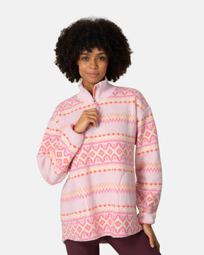 Kari Traa Ruthie Midlayer Half Zip on pehmeä, lämmin ja tyylikäs naisten fleecepaita, joka sopii niin ulkoiluun, retkeilyyn ja talven aktiviteetteihin kuin rentoon arkikäyttöön. Pink Frost -värinen Ruthie Midlayer yhdistää erittäin pehmeän pile-fleecen, rennon istuvuuden ja näyttävän pohjoismaisesta luonnosta inspiroituneen kuosin.
