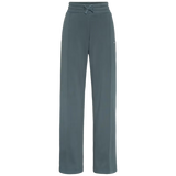 Kari Traa Synne Wide Leg Pants ovat mukavat ja rennot naisten collegehousut, joissa yhdistyvät pehmeä materiaali, korkeavyötäröinen leikkaus ja leveät lahkeet. Housut on suunniteltu erityisesti vapaa aikaan, matkustamiseen ja rentoon kaupunkikäyttöön, jossa mukavuus on tärkeässä roolissa.