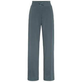 Kari Traa Synne Wide Leg Pants ovat mukavat ja rennot naisten collegehousut, joissa yhdistyvät pehmeä materiaali, korkeavyötäröinen leikkaus ja leveät lahkeet. Housut on suunniteltu erityisesti vapaa aikaan, matkustamiseen ja rentoon kaupunkikäyttöön, jossa mukavuus on tärkeässä roolissa.