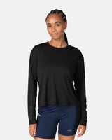 Kari Traa Una Long Sleeve on monipuolinen ja kevyt naisten pitkähihainen treeni- ja ulkoilupaita, joka on suunniteltu aktiiviseen elämäntyyliin. Paita suojaa tehokkaasti auringolta 40+ UPF -suojan ansiosta ja toimii erinomaisesti lämpimissä sekä aurinkoisissa olosuhteissa.