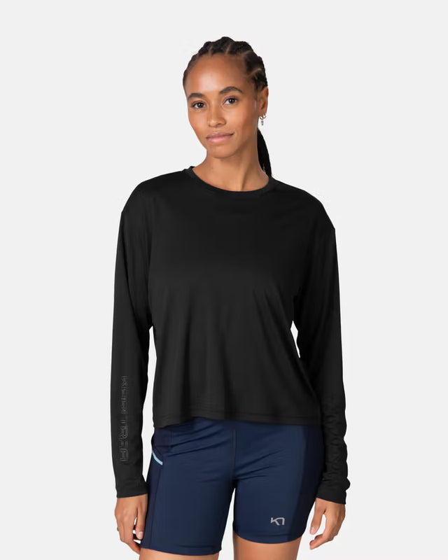 Kari Traa Una Long Sleeve on monipuolinen ja kevyt naisten pitkähihainen treeni- ja ulkoilupaita, joka on suunniteltu aktiiviseen elämäntyyliin. Paita suojaa tehokkaasti auringolta 40+ UPF -suojan ansiosta ja toimii erinomaisesti lämpimissä sekä aurinkoisissa olosuhteissa.