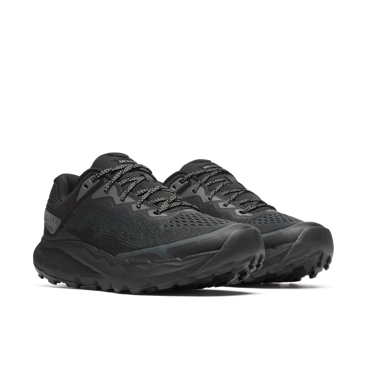 Merrell Nova 4 WP on monipuolinen vedenpitävä maastojuoksukenkä, joka tarjoaa mukavuutta ja pitoa vaihteleviin olosuhteisiin. Kengässä yhdistyvät vedenpitävä kalvo, hengittävä verkkopäällinen, kevyt FloatPro Foam -välipohja ja pitävä Merrell Quantum Grip -ulkopohja. Nova 4 WP sopii maastojuoksuun, kävelyyn, retkeilyyn ja aktiiviseen ulkoiluun silloin, kun haluat kengältä suojaa kosteudelta ja hyvää käyttömukavuutta.