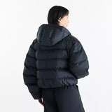 New Balance Boston Puffer Jacket W – Naisten toppatakki Tyylikäs ja lämmin toppatakki viileisiin päiviin. New Balance Boston Puffer Jacket W yhdistää modernin kaupunkityylin ja miellyttävän lämmön. 