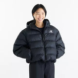 New Balance Boston Puffer Jacket W – Naisten toppatakki Tyylikäs ja lämmin toppatakki viileisiin päiviin. New Balance Boston Puffer Jacket W yhdistää modernin kaupunkityylin ja miellyttävän lämmön. 