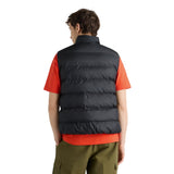New Balance Boston Puffer Vest on tyylikäs ja monikäyttöinen miesten toppaliivi viileisiin päiviin. Musta New Balance toppaliivi on helppo yhdistää erilaisiin asuihin ja toimii erinomaisesti osana kerrospukeutumista.
