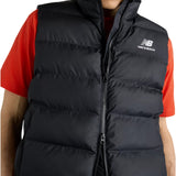 New Balance Boston Puffer Vest on tyylikäs ja monikäyttöinen miesten toppaliivi viileisiin päiviin. Musta New Balance toppaliivi on helppo yhdistää erilaisiin asuihin ja toimii erinomaisesti osana kerrospukeutumista.