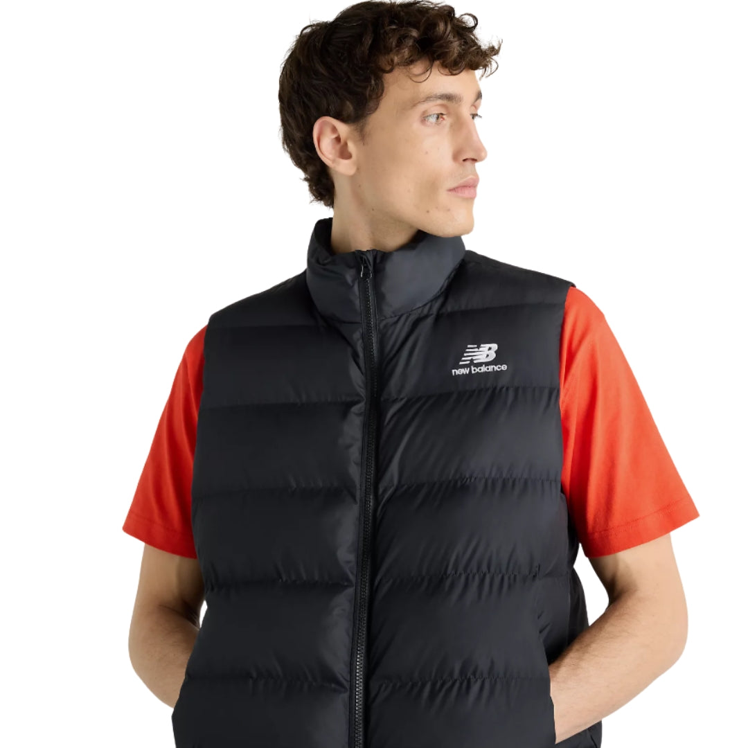 New Balance Boston Puffer Vest on tyylikäs ja monikäyttöinen miesten toppaliivi viileisiin päiviin. Musta New Balance toppaliivi on helppo yhdistää erilaisiin asuihin ja toimii erinomaisesti osana kerrospukeutumista.