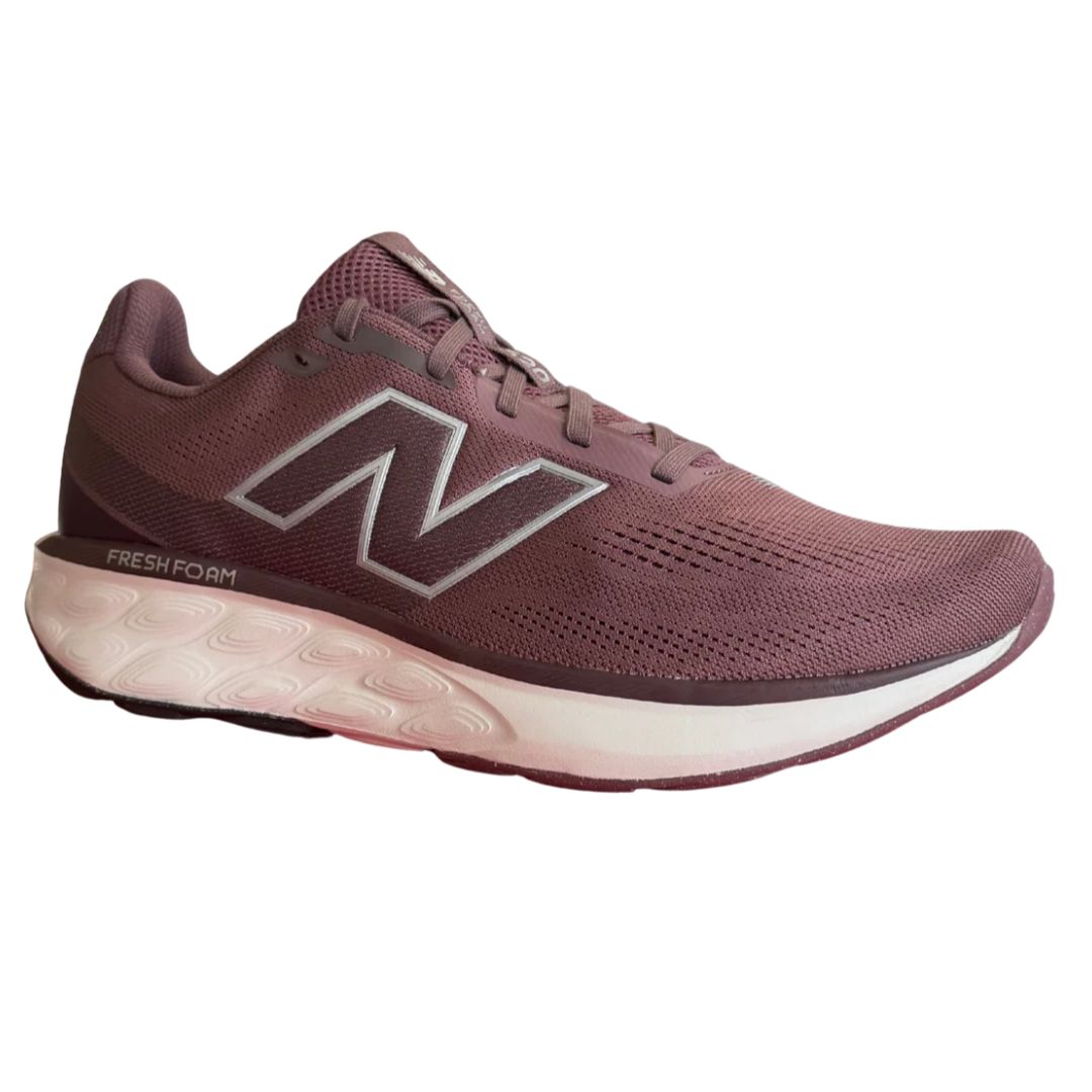 New Balance 520 v8 on monipuolinen ja mukava miesten juoksukenkä, joka sopii juoksulenkeille, kävelyyn ja aktiiviseen arkiliikkumiseen. Kevyt rakenne ja pehmeästi vaimentava välipohja tekevät kengästä miellyttävän vaihtoehdon päivittäiseen käyttöön.