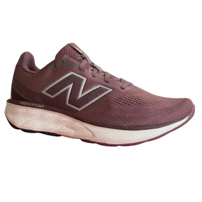 New Balance 520 v8 on monipuolinen ja mukava miesten juoksukenkä, joka sopii juoksulenkeille, kävelyyn ja aktiiviseen arkiliikkumiseen. Kevyt rakenne ja pehmeästi vaimentava välipohja tekevät kengästä miellyttävän vaihtoehdon päivittäiseen käyttöön.