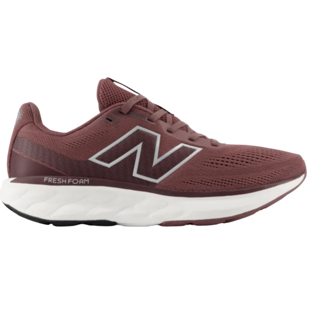 New Balance 520 v8 on monipuolinen ja mukava miesten juoksukenkä, joka sopii juoksulenkeille, kävelyyn ja aktiiviseen arkiliikkumiseen. Kevyt rakenne ja pehmeästi vaimentava välipohja tekevät kengästä miellyttävän vaihtoehdon päivittäiseen käyttöön.