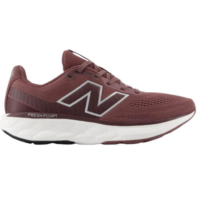 New Balance 520 v8 on monipuolinen ja mukava miesten juoksukenkä, joka sopii juoksulenkeille, kävelyyn ja aktiiviseen arkiliikkumiseen. Kevyt rakenne ja pehmeästi vaimentava välipohja tekevät kengästä miellyttävän vaihtoehdon päivittäiseen käyttöön.