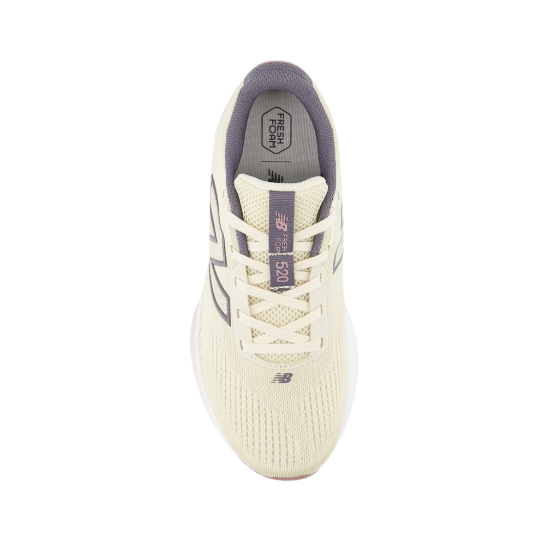 New Balance Fresh Foam 520 v9 on mukava ja monipuolinen juoksukenkä, joka on suunniteltu päivittäiseen käyttöön, kevyille juoksulenkeille sekä aktiiviseen arkeen. Malli yhdistää pehmeän Fresh Foam -välipohjan, hengittävän päällisen ja kevyen rakenteen, mikä tekee kengästä hyvän vaihtoehdon sekä juoksuun että kävelyyn.
