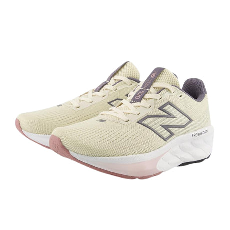 New Balance Fresh Foam 520 v9 on mukava ja monipuolinen juoksukenkä, joka on suunniteltu päivittäiseen käyttöön, kevyille juoksulenkeille sekä aktiiviseen arkeen. Malli yhdistää pehmeän Fresh Foam -välipohjan, hengittävän päällisen ja kevyen rakenteen, mikä tekee kengästä hyvän vaihtoehdon sekä juoksuun että kävelyyn.