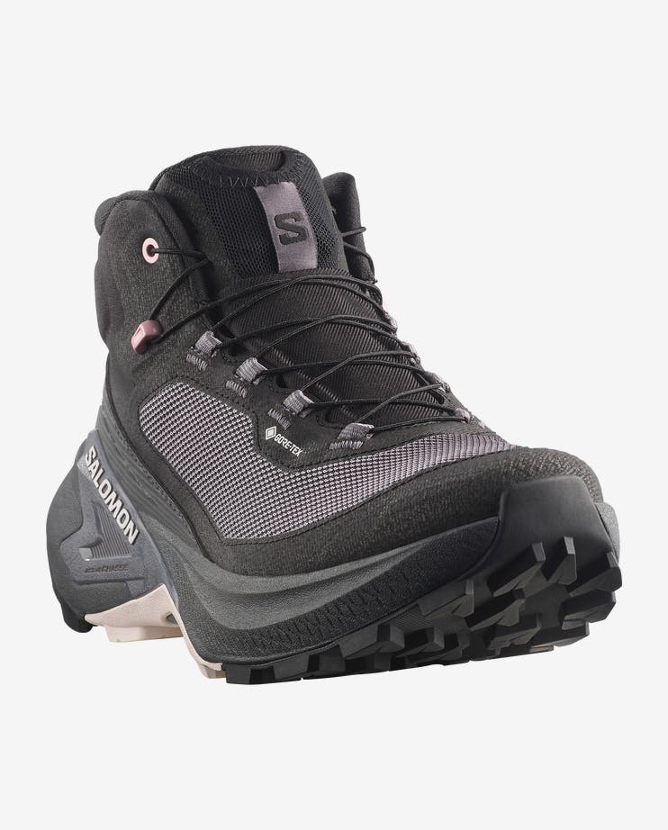 Salomon GENESIS MID GORE TEX on vedenpitävä ja kevyt miesten vaelluskenkä päiväretkille ja retkeilyyn. GORE-TEX-kalvo suojaa kosteudelta, activeCHASSIS™ tuo vakautta epätasaiseen maastoon ja All Terrain Contagrip® tarjoaa varmaa pitoa vaihtelevilla alustoilla. optiFOAM™-välipohja vaimentaa askelta ja mid-korkuinen rakenne lisää suojaa maastossa. Paino vain 385 g.