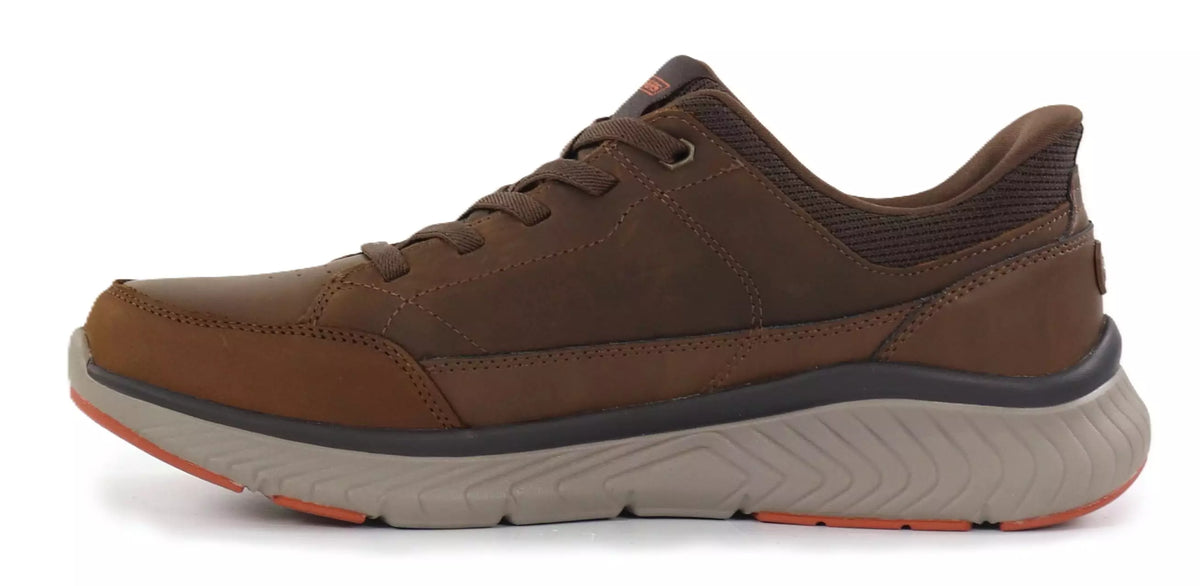 Skechers Relaxed Fit Slip-ins Arch Fit Crosser Felix on miesten vapaa ajan kenkä, jossa yhdistyvät helppo jalkaan sujautettavuus, Arch Fit holvikaarituki ja miellyttävä Relaxed Fit istuvuus. Ruskea CDB väritys tekee kengästä helposti yhdisteltävän niin arkeen, kaupunkikävelyille kuin vapaa ajan menoihin.