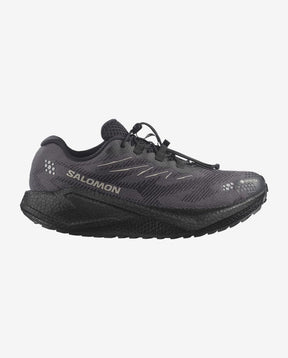 vedenpitävä ja monipuolinen juoksukenkä maantielle ja sorateille. GORE-TEX-kalvo pitää jalat kuivina, Gravel Contagrip® tarjoaa varmaa pitoa vaihtelevilla alustoilla ja optiFOAM²-välipohja tuo pehmeän, dynaamisen juoksutuntuman. Kevyt 239 g rakenne, quickLACE™ neo -nauhoitus ja 8 mm droppi tekevät kengästä erinomaisen vaihtoehdon päivittäiseen harjoitteluun myös märissä olosuhteissa.