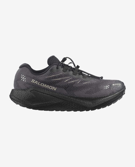 vedenpitävä ja monipuolinen juoksukenkä maantielle ja sorateille. GORE-TEX-kalvo pitää jalat kuivina, Gravel Contagrip® tarjoaa varmaa pitoa vaihtelevilla alustoilla ja optiFOAM²-välipohja tuo pehmeän, dynaamisen juoksutuntuman. Kevyt 239 g rakenne, quickLACE™ neo -nauhoitus ja 8 mm droppi tekevät kengästä erinomaisen vaihtoehdon päivittäiseen harjoitteluun myös märissä olosuhteissa.