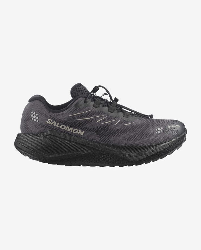 vedenpitävä ja monipuolinen juoksukenkä maantielle ja sorateille. GORE-TEX-kalvo pitää jalat kuivina, Gravel Contagrip® tarjoaa varmaa pitoa vaihtelevilla alustoilla ja optiFOAM²-välipohja tuo pehmeän, dynaamisen juoksutuntuman. Kevyt 239 g rakenne, quickLACE™ neo -nauhoitus ja 8 mm droppi tekevät kengästä erinomaisen vaihtoehdon päivittäiseen harjoitteluun myös märissä olosuhteissa.