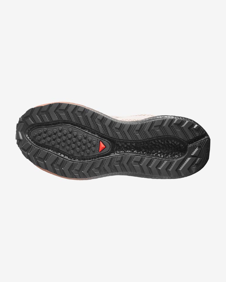 Salomon AERO BLAZE 4 GRVL GORE-TEX on vedenpitävä ja monipuolinen juoksukenkä maantielle ja sorateille. GORE-TEX-kalvo pitää jalat kuivina, Gravel Contagrip® tarjoaa varmaa pitoa vaihtelevilla alustoilla ja optiFOAM²-välipohja tuo pehmeän, dynaamisen juoksutuntuman. Kevyt 239 g rakenne, quickLACE™ neo -nauhoitus ja 8 mm droppi tekevät kengästä erinomaisen vaihtoehdon päivittäiseen harjoitteluun myös märissä olosuhteissa.