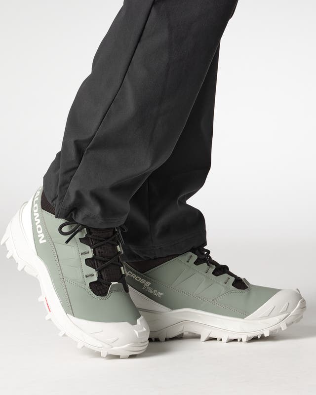 Salomon Crosstrak WP W on naisten vedenpitävä talvikenkä, joka on suunniteltu lumisille poluille ja kylmiin talvipäiviin. Agave Green / Black / Canary Green -väritys yhdistää vihreän ja mustan kirkkaisiin yksityiskohtiin.