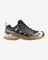 Salomon XA Pro 3D V9 GORE-TEX sopii aktiiviselle ulkoilijalle, joka etsii yhtä kenkää retkeilyyn, metsäpoluille ja vaihtelevaan maastoon. Se on hyvä valinta erityisesti silloin, kun kengältä vaaditaan vedenpitävyyttä, pitoa ja vakautta ilman raskaan vaelluskengän tuntumaa.