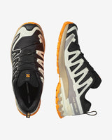 Salomon XA Pro 3D V9 GORE-TEX sopii aktiiviselle ulkoilijalle, joka etsii yhtä kenkää retkeilyyn, metsäpoluille ja vaihtelevaan maastoon. Se on hyvä valinta erityisesti silloin, kun kengältä vaaditaan vedenpitävyyttä, pitoa ja vakautta ilman raskaan vaelluskengän tuntumaa.