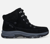 Skechers Hands Free Slip-ins Trego Snow Breeze Waterproof on naisten vedenpitävä talvikenkä, jossa yhdistyvät helppo jalkaan pukeminen, lämmin vuori ja tilava istuvuus. Musta mokkanahkapäällinen, pehmeä tekoturkiskaulus ja rennon sporttinen ulkonäkö tekevät kengästä käytännöllisen valinnan talven arkeen ja ulkoiluun.