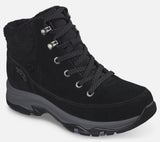 Skechers Hands Free Slip-ins Trego Snow Breeze Waterproof on naisten vedenpitävä talvikenkä, jossa yhdistyvät helppo jalkaan pukeminen, lämmin vuori ja tilava istuvuus. Musta mokkanahkapäällinen, pehmeä tekoturkiskaulus ja rennon sporttinen ulkonäkö tekevät kengästä käytännöllisen valinnan talven arkeen ja ulkoiluun.