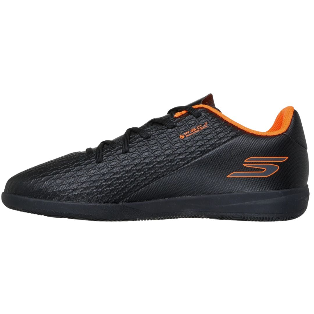 Skechers SKX 2 Club IC on kevyt ja ketterä jalkapallon sisäpelikenkä, joka on suunniteltu pelaajalle, joka haluaa yhdistää tarkan pallotuntuman, hallitut liikkeet ja pitävän pohjan. Skechers jalkapallokengät sopivat erityisesti futsaliin, sisäjalkapalloon sekä koville ja tasaisille court pinnoille.