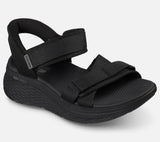 Skechers Slip Ins Max Cushioning Elite 2.0 Sandal Zoe on naisten sandaali, jossa yhdistyvät erittäin pehmeä Max Cushioning mukavuus, helppo pukeminen ja jalkaterää tukeva rakenne. Tämä Skechers sandaali on suunniteltu erityisesti kesäiseen kävelyyn, vapaa aikaan ja jokapäiväiseen käyttöön, kun kengältä halutaan keveyttä ja tehokasta vaimennusta.