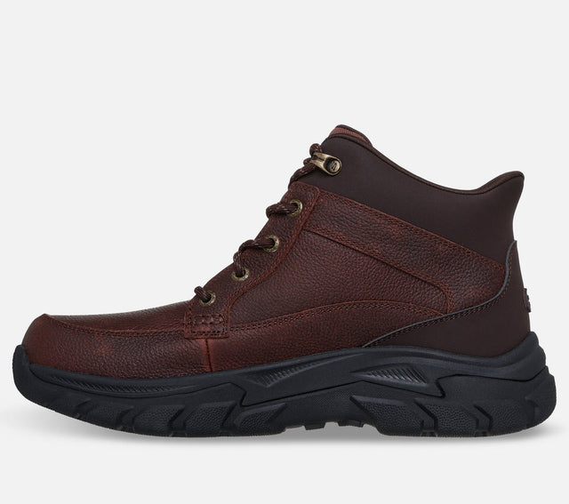 Skechers Slip Ins Waterproof Relaxed Fit Respected 2.0 Orson on miesten vedenpitävä kenkä, jossa yhdistyvät helppo puettavuus, tilava istuvuus, pehmeä käyttömukavuus ja luotettava pito vaihtelevissa sääolosuhteissa. Tämä Skechersin mid top mallinen kenkä sopii erinomaisesti syksyn ja talven arkikäyttöön, ulkoiluun sekä tilanteisiin, joissa kengältä vaaditaan suojaa kosteutta vastaan.