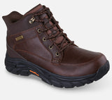 Skechers Slip Ins Waterproof Relaxed Fit Respected 2.0 Orson on miesten vedenpitävä kenkä, jossa yhdistyvät helppo puettavuus, tilava istuvuus, pehmeä käyttömukavuus ja luotettava pito vaihtelevissa sääolosuhteissa. Tämä Skechersin mid top mallinen kenkä sopii erinomaisesti syksyn ja talven arkikäyttöön, ulkoiluun sekä tilanteisiin, joissa kengältä vaaditaan suojaa kosteutta vastaan.