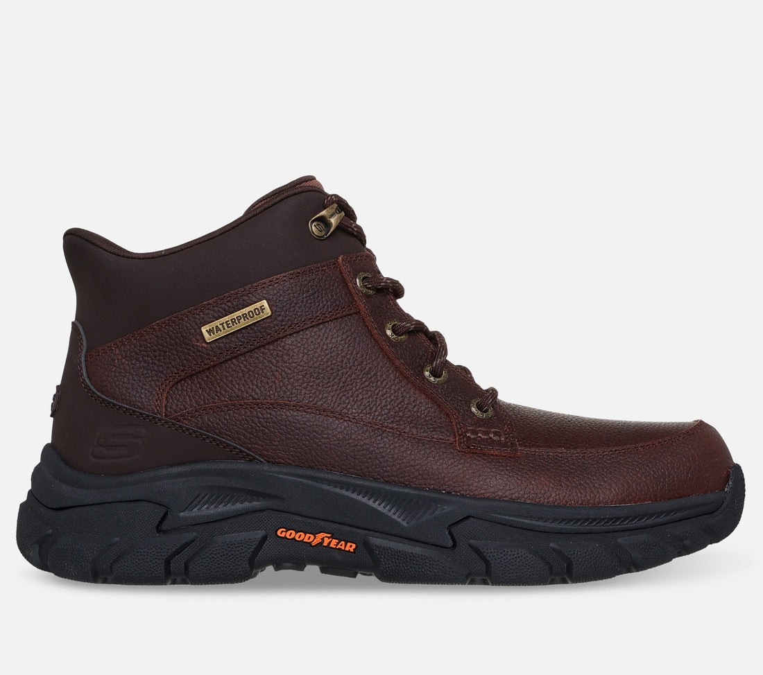 Skechers Slip Ins Waterproof Relaxed Fit Respected 2.0 Orson on miesten vedenpitävä kenkä, jossa yhdistyvät helppo puettavuus, tilava istuvuus, pehmeä käyttömukavuus ja luotettava pito vaihtelevissa sääolosuhteissa. Tämä Skechersin mid top mallinen kenkä sopii erinomaisesti syksyn ja talven arkikäyttöön, ulkoiluun sekä tilanteisiin, joissa kengältä vaaditaan suojaa kosteutta vastaan.