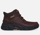 Skechers Slip Ins Waterproof Relaxed Fit Respected 2.0 Orson on miesten vedenpitävä kenkä, jossa yhdistyvät helppo puettavuus, tilava istuvuus, pehmeä käyttömukavuus ja luotettava pito vaihtelevissa sääolosuhteissa. Tämä Skechersin mid top mallinen kenkä sopii erinomaisesti syksyn ja talven arkikäyttöön, ulkoiluun sekä tilanteisiin, joissa kengältä vaaditaan suojaa kosteutta vastaan.