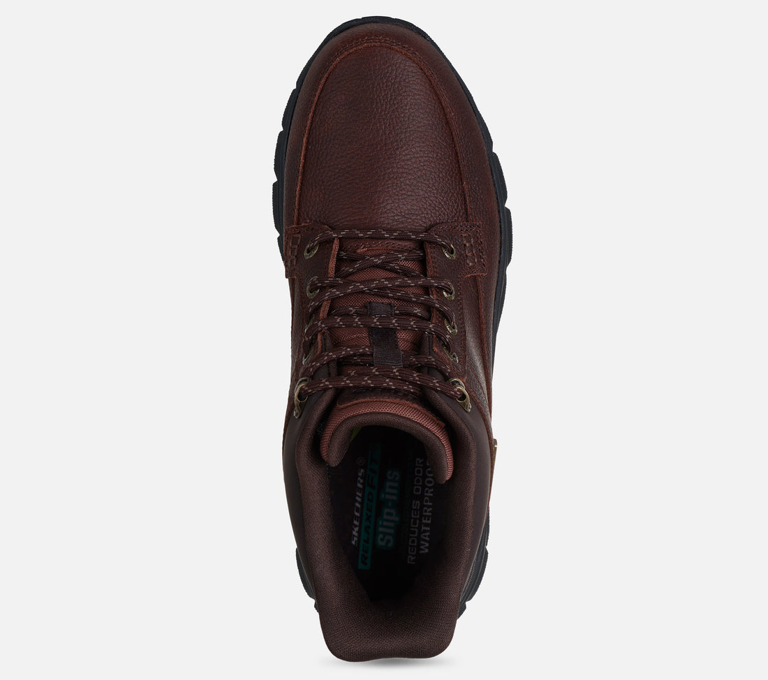 Skechers Slip Ins Waterproof Relaxed Fit Respected 2.0 Orson on miesten vedenpitävä kenkä, jossa yhdistyvät helppo puettavuus, tilava istuvuus, pehmeä käyttömukavuus ja luotettava pito vaihtelevissa sääolosuhteissa. Tämä Skechersin mid top mallinen kenkä sopii erinomaisesti syksyn ja talven arkikäyttöön, ulkoiluun sekä tilanteisiin, joissa kengältä vaaditaan suojaa kosteutta vastaan.