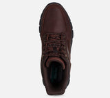 Skechers Slip Ins Waterproof Relaxed Fit Respected 2.0 Orson on miesten vedenpitävä kenkä, jossa yhdistyvät helppo puettavuus, tilava istuvuus, pehmeä käyttömukavuus ja luotettava pito vaihtelevissa sääolosuhteissa. Tämä Skechersin mid top mallinen kenkä sopii erinomaisesti syksyn ja talven arkikäyttöön, ulkoiluun sekä tilanteisiin, joissa kengältä vaaditaan suojaa kosteutta vastaan.