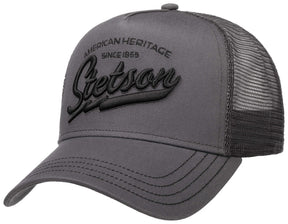 American Lifestyle.
Suosittu Trucker Cap -mallisto on takaa säädettävissä kokoihin 55-61cm eli S-XL. 
Capissä polyesterinen ilmava verkko takaosassa.