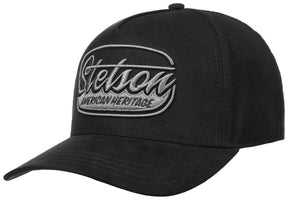 Stetson Trucker Cap Black on Black on tyylikäs musta lippalakki, jossa klassinen trucker malli yhdistyy hillittyyn täysin mustaan ulkonäköön. Tämä Stetson lippalakki sopii erinomaisesti jokapäiväiseen käyttöön, vapaa ajalle ja rentoon kaupunkityyliin.