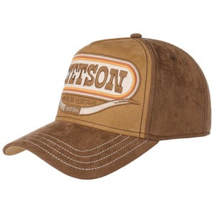 Stetson Trucker Cap Buffalo Horn 76 on näyttävä miesten lippalakki, jossa yhdistyvät amerikkalainen western tyyli ja Stetsonin tunnistettava muotoilu. Ruskea sävy, samettimainen pintamateriaali ja suuri brodeerattu Stetson logo tekevät tästä lippiksestä erottuvan asusteen arkeen ja vapaa aikaan.