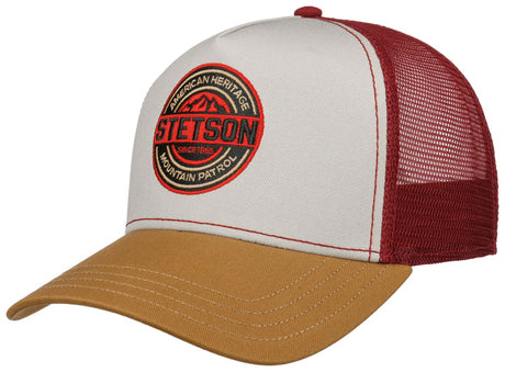 Stetson Mountain Patrol Trucker Cap yhdistää klassisen amerikkalaisen truckerlippiksen rennon tyylin ja Stetsonin tunnistettavan ulkoiluhenkisen ilmeen. Etuosan näyttävä Mountain Patrol -merkki antaa lippikselle persoonallisen ilmeen, kun taas hengittävä verkkotakaosa parantaa ilmanvaihtoa lämpimillä keleillä.