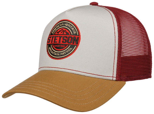 Stetson Mountain Patrol Trucker Cap yhdistää klassisen amerikkalaisen truckerlippiksen rennon tyylin ja Stetsonin tunnistettavan ulkoiluhenkisen ilmeen. Etuosan näyttävä Mountain Patrol -merkki antaa lippikselle persoonallisen ilmeen, kun taas hengittävä verkkotakaosa parantaa ilmanvaihtoa lämpimillä keleillä.