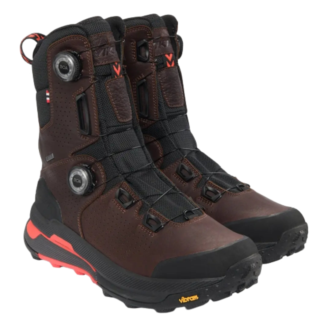 Viking Villrein PRO High GTX BOA on ensiluokkainen metsästys ja vaelluskenkä, joka on suunniteltu vaativaan maastoon, pitkiin vaelluksiin ja aktiiviseen luonnossa liikkumiseen. Se yhdistää kevyen rakenteen, poikkeuksellisen vakauden ja huipputason materiaalit, joiden ansiosta voit liikkua turvallisesti ja mukavasti kaikissa sääolosuhteissa.