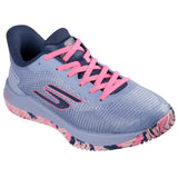 Skechers Viper Court Pro 2.0 on suorituskykyinen padelkenkä, tenniskengät ja pickleballkenkä, joka on suunniteltu erityisesti ulkokentillä tapahtuvaan nopeaan ja monipuoliseen liikkumiseen. Kengässä yhdistyvät tukeva rakenne, hengittävä päällinen ja tehokas vaimennus, joten se sopii pelaajalle, joka tarvitsee kentällä sekä vakautta että ketteryyttä.