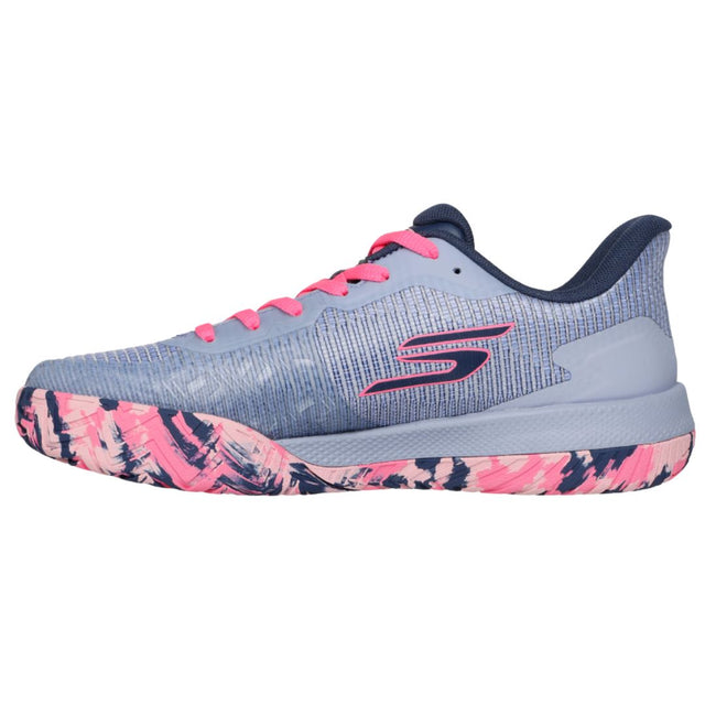 Skechers Viper Court Pro 2.0 on suorituskykyinen padelkenkä, tenniskengät ja pickleballkenkä, joka on suunniteltu erityisesti ulkokentillä tapahtuvaan nopeaan ja monipuoliseen liikkumiseen. Kengässä yhdistyvät tukeva rakenne, hengittävä päällinen ja tehokas vaimennus, joten se sopii pelaajalle, joka tarvitsee kentällä sekä vakautta että ketteryyttä.